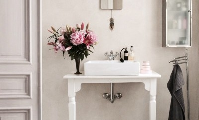 black and white tiles in bathroom